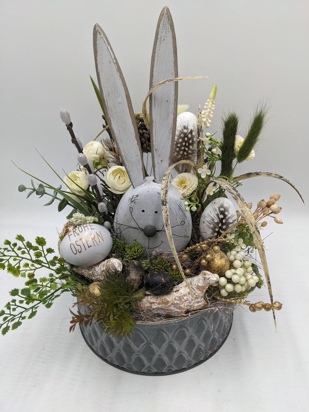 Ostergesteck Frühlingsgesteck Hase Ranunkel Bellis weiss