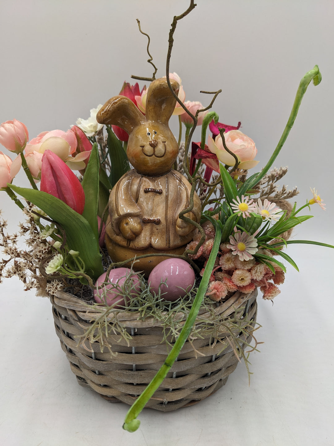 Ostergesteck Frühlingsgesteck Tulpen Ranunkel Hase rosa