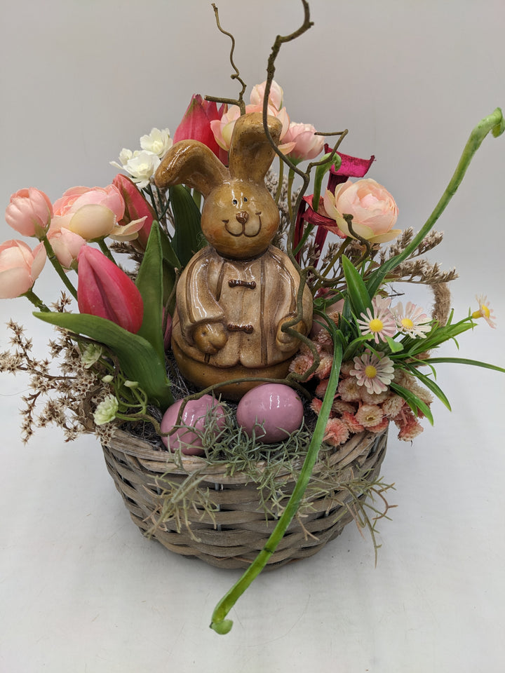 Ostergesteck Frühlingsgesteck Tulpen Ranunkel Hase rosa