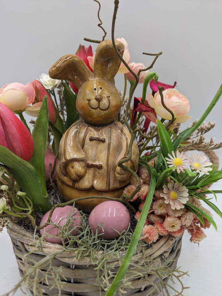 Ostergesteck Frühlingsgesteck Tulpen Ranunkel Hase rosa