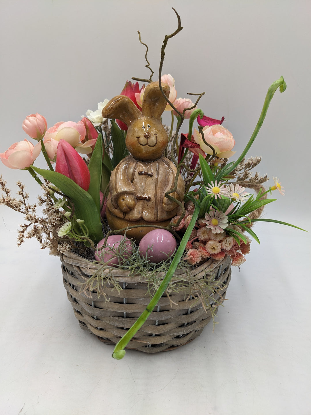 Ostergesteck Frühlingsgesteck Tulpen Ranunkel Hase rosa