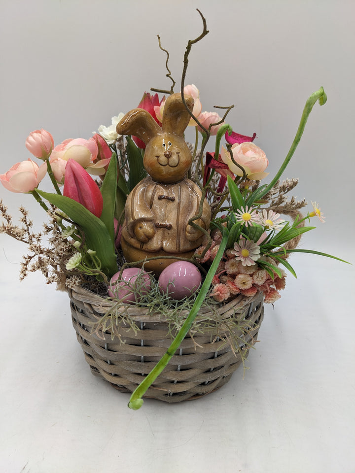 Ostergesteck Frühlingsgesteck Tulpen Ranunkel Hase rosa