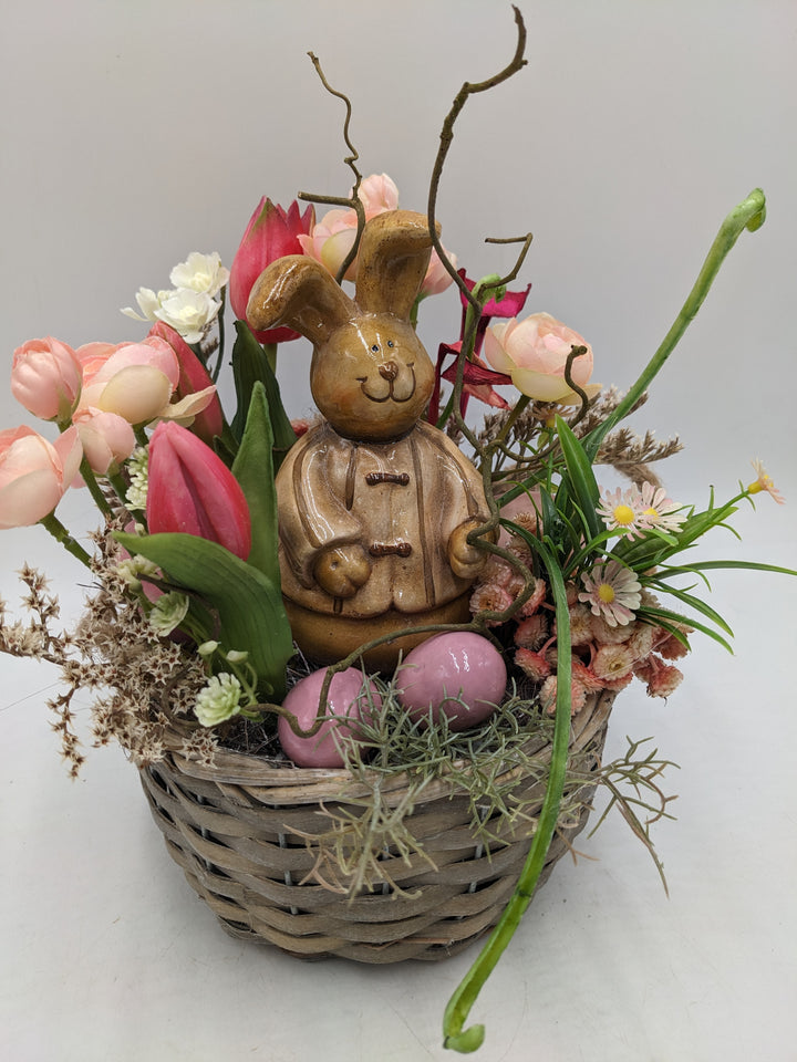 Ostergesteck Frühlingsgesteck Tulpen Ranunkel Hase rosa