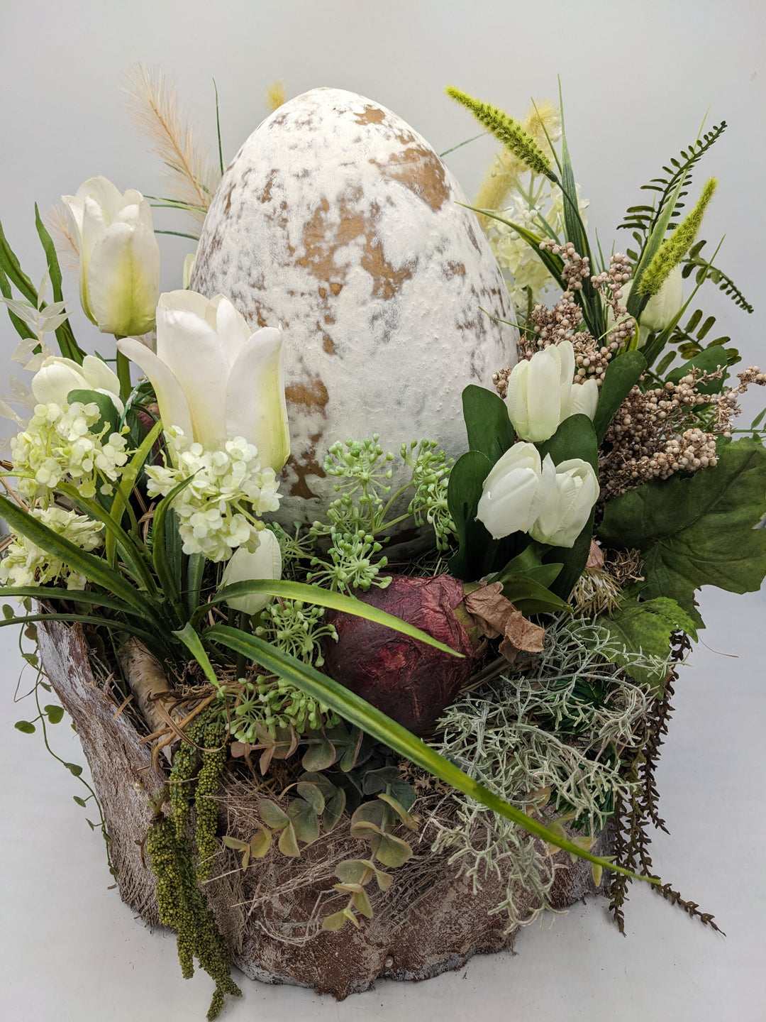 Ostergesteck Frühlingsgesteck Ei XXL Tulpen weiss