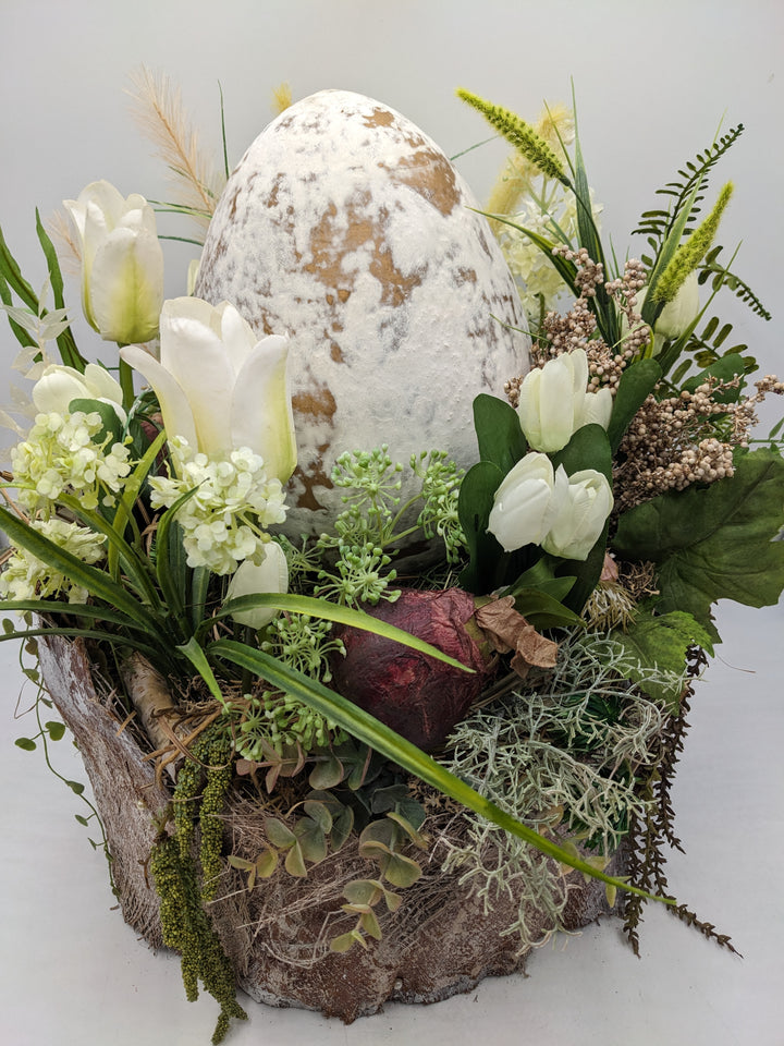 Ostergesteck Frühlingsgesteck Ei XXL Tulpen weiss