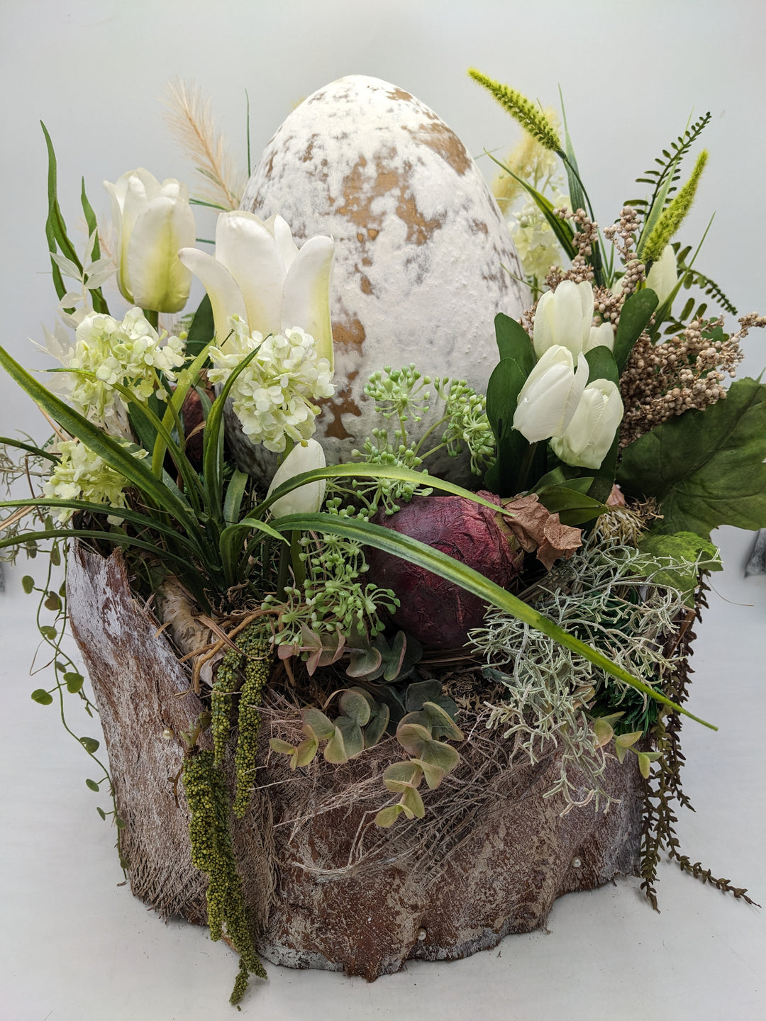 Ostergesteck Frühlingsgesteck Ei XXL Tulpen weiss