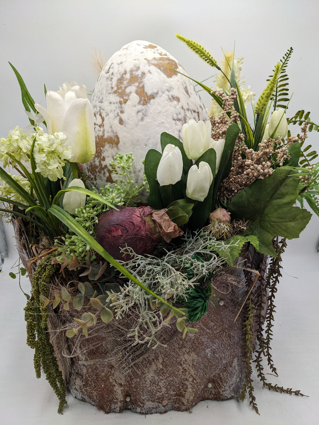 Ostergesteck Frühlingsgesteck Ei XXL Tulpen weiss