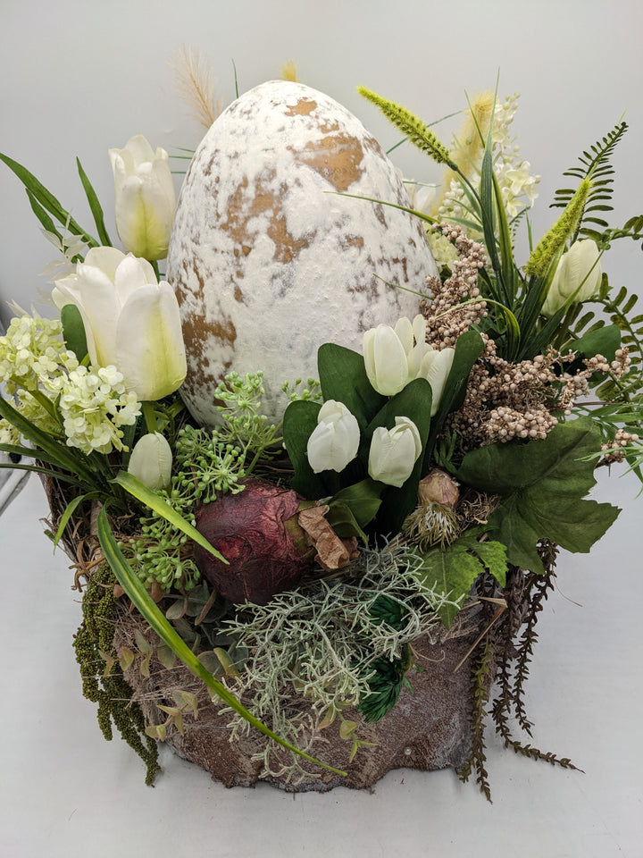 Ostergesteck Frühlingsgesteck Ei XXL Tulpen weiss