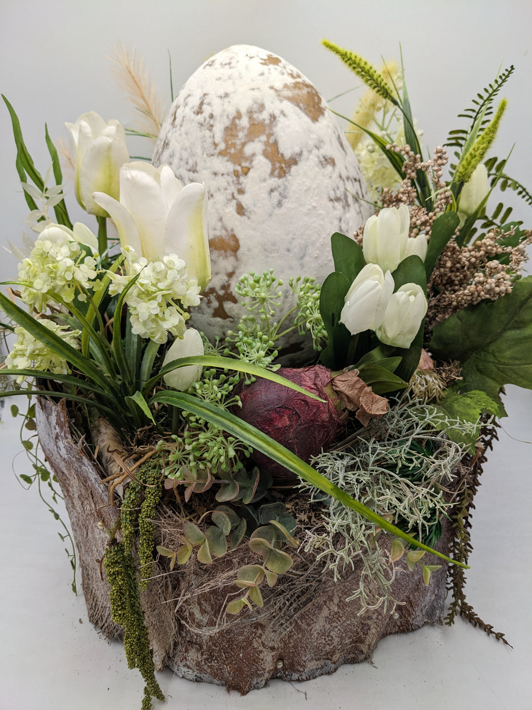 Ostergesteck Frühlingsgesteck Ei XXL Tulpen weiss