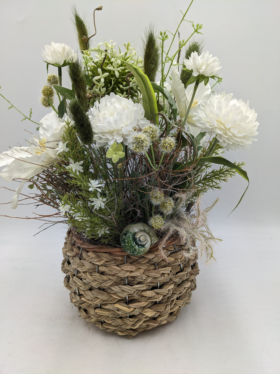 Frühlingsgesteck Dahlien Gräser weiss grün