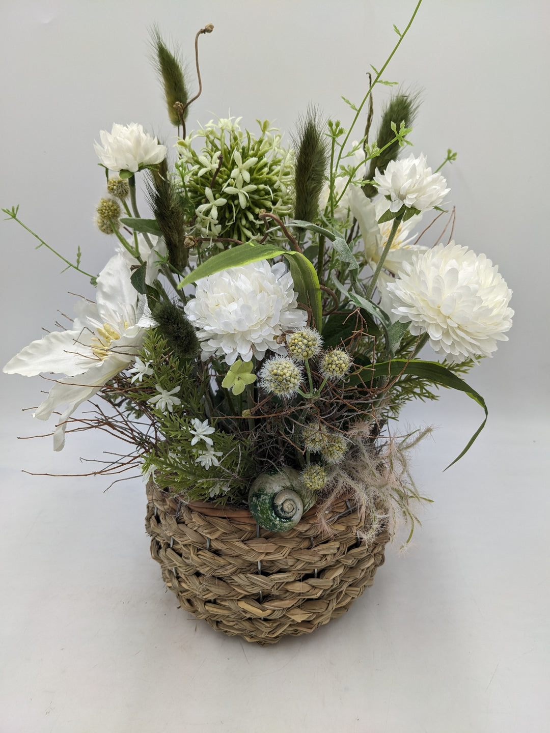 Frühlingsgesteck Dahlien Gräser weiss grün