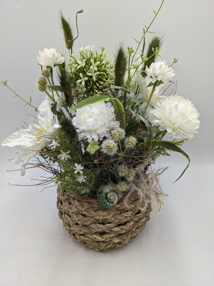 Frühlingsgesteck Dahlien Gräser weiss grün