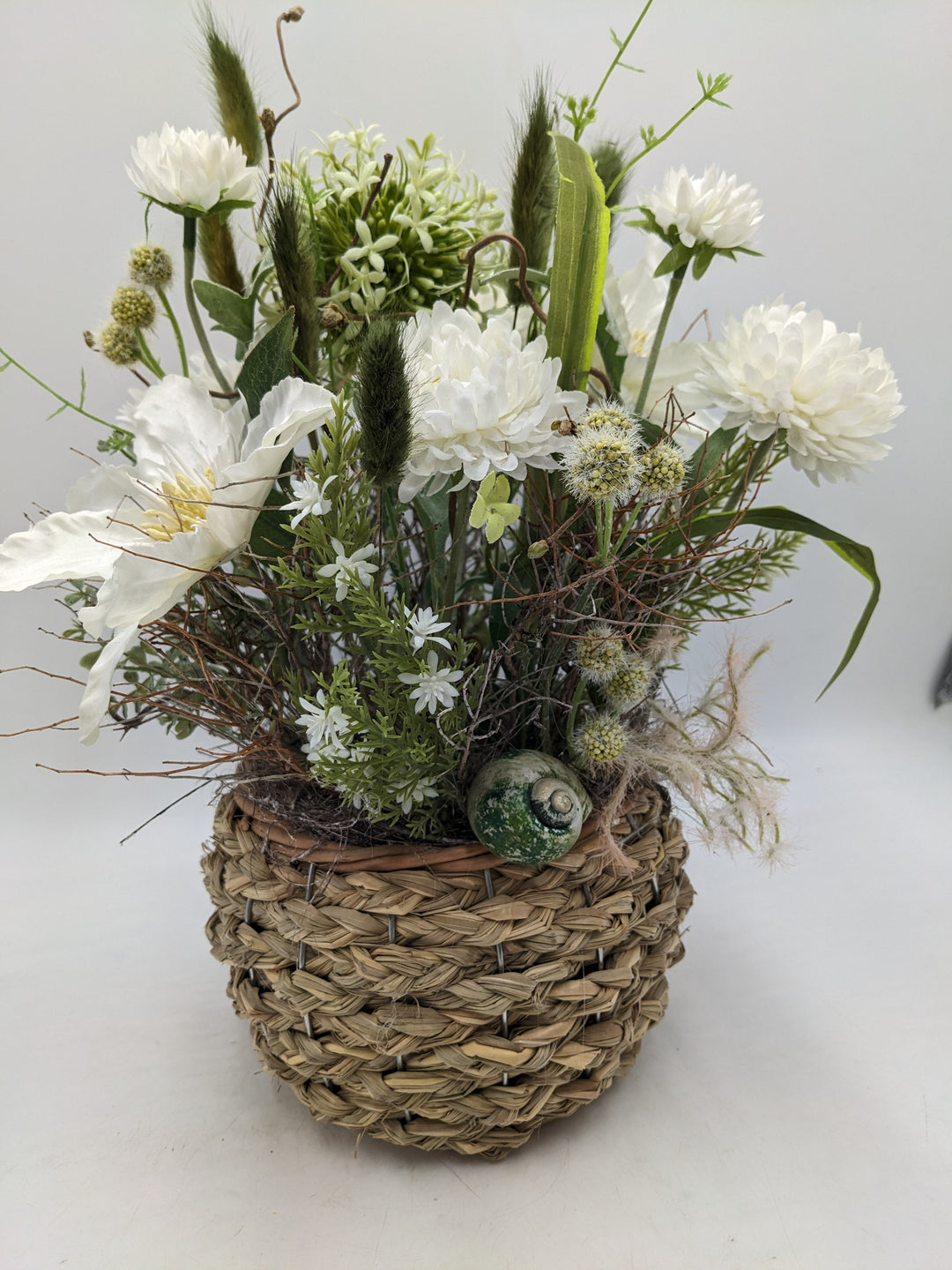 Frühlingsgesteck Dahlien Gräser weiss grün