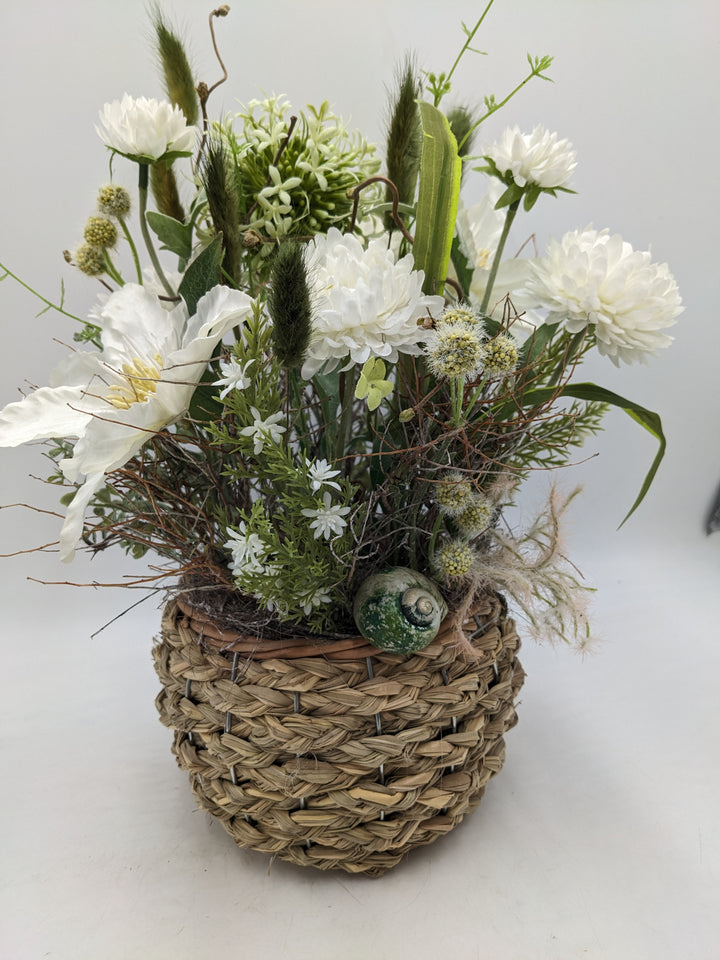 Frühlingsgesteck Dahlien Gräser weiss grün