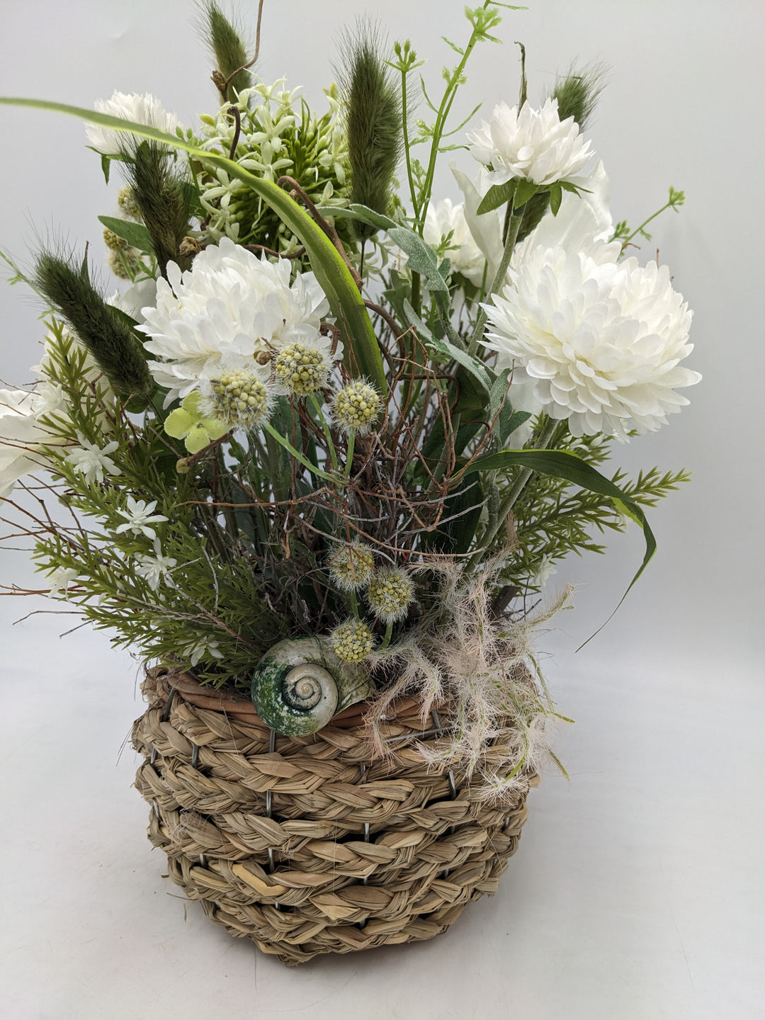Frühlingsgesteck Dahlien Gräser weiss grün
