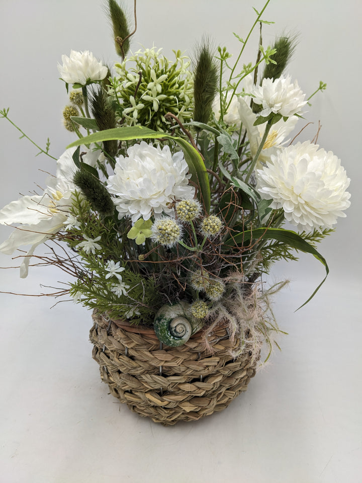 Frühlingsgesteck Dahlien Gräser weiss grün