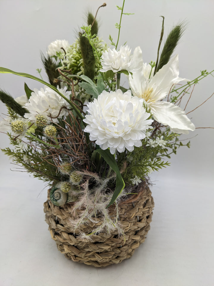 Frühlingsgesteck Dahlien Gräser weiss grün
