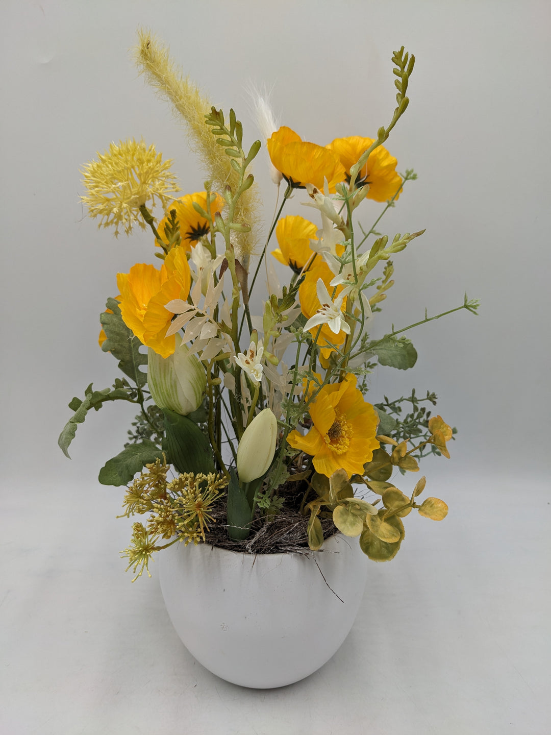 Frühlingsgesteck Mohnblumen Gräser Tulpen gelb