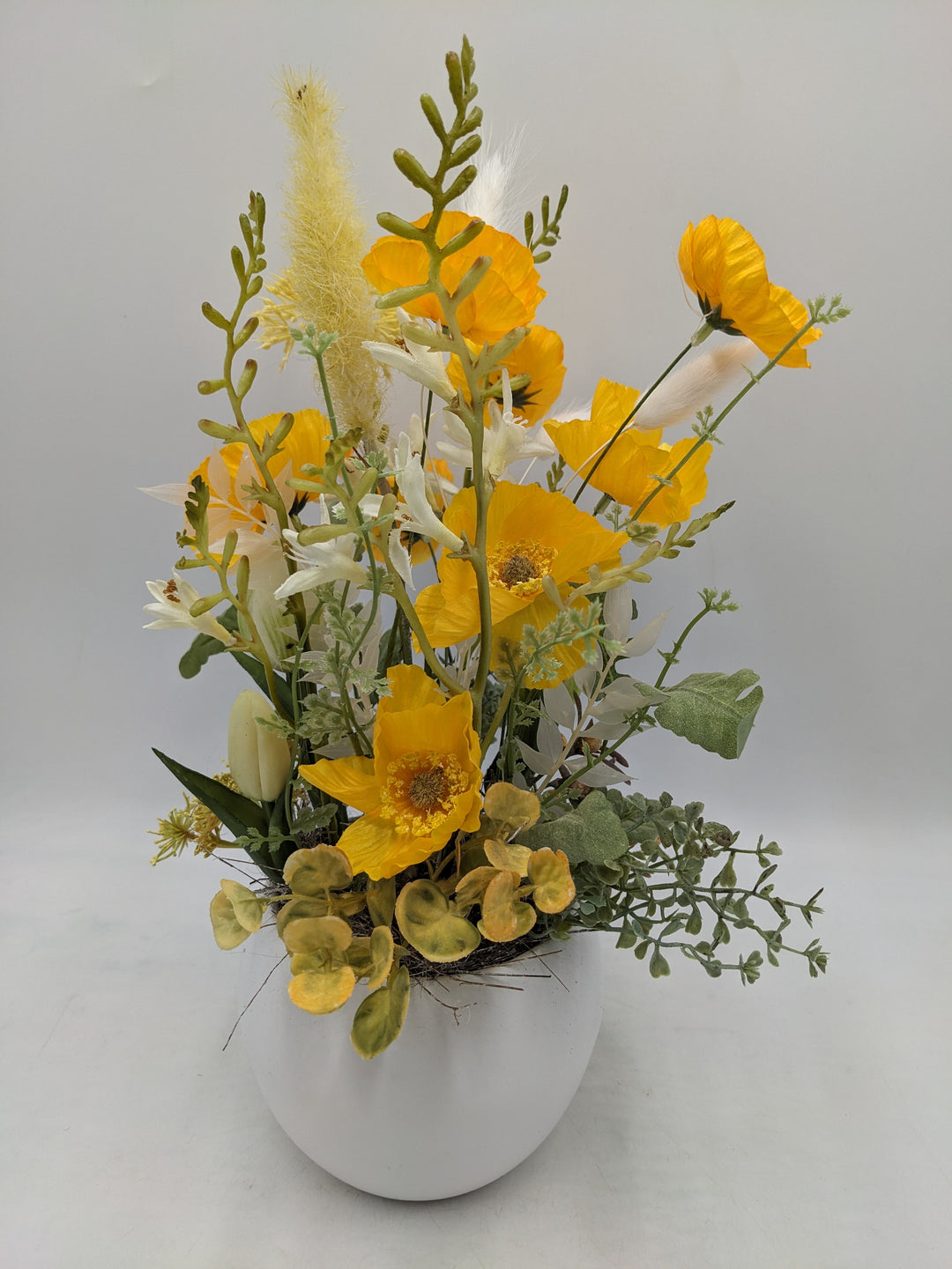 Frühlingsgesteck Mohnblumen Gräser Tulpen gelb