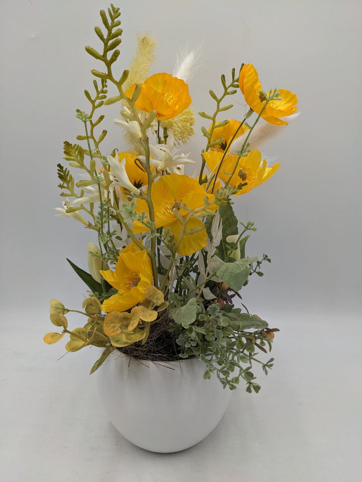 Frühlingsgesteck Mohnblumen Gräser Tulpen gelb