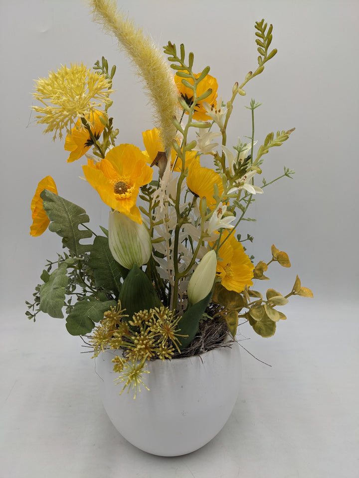 Frühlingsgesteck Mohnblumen Gräser Tulpen gelb