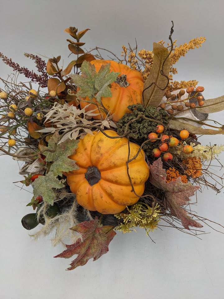 Herbstgesteck Kürbis Beeren orange