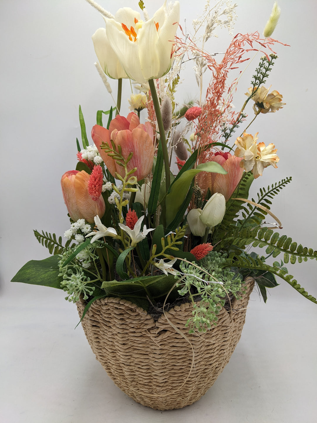 Frühlingsgesteck Tulpen Gräser bunt
