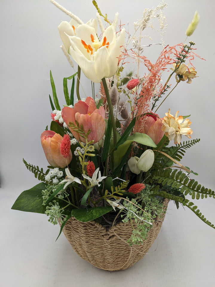 Frühlingsgesteck Tulpen Gräser bunt