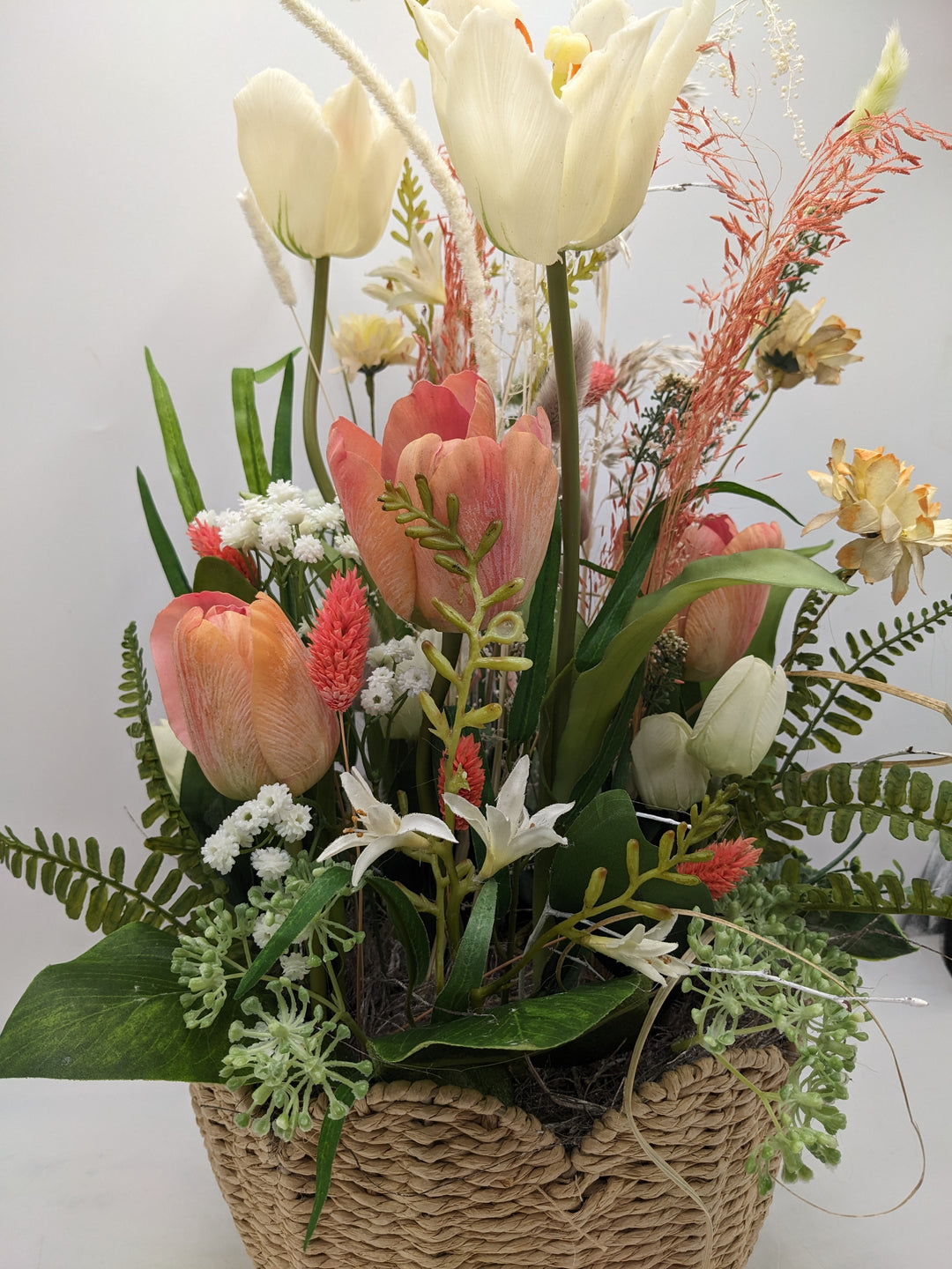 Frühlingsgesteck Tulpen Gräser bunt