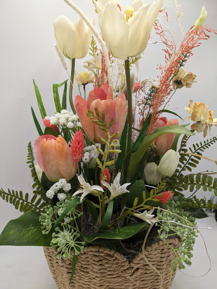 Frühlingsgesteck Tulpen Gräser bunt