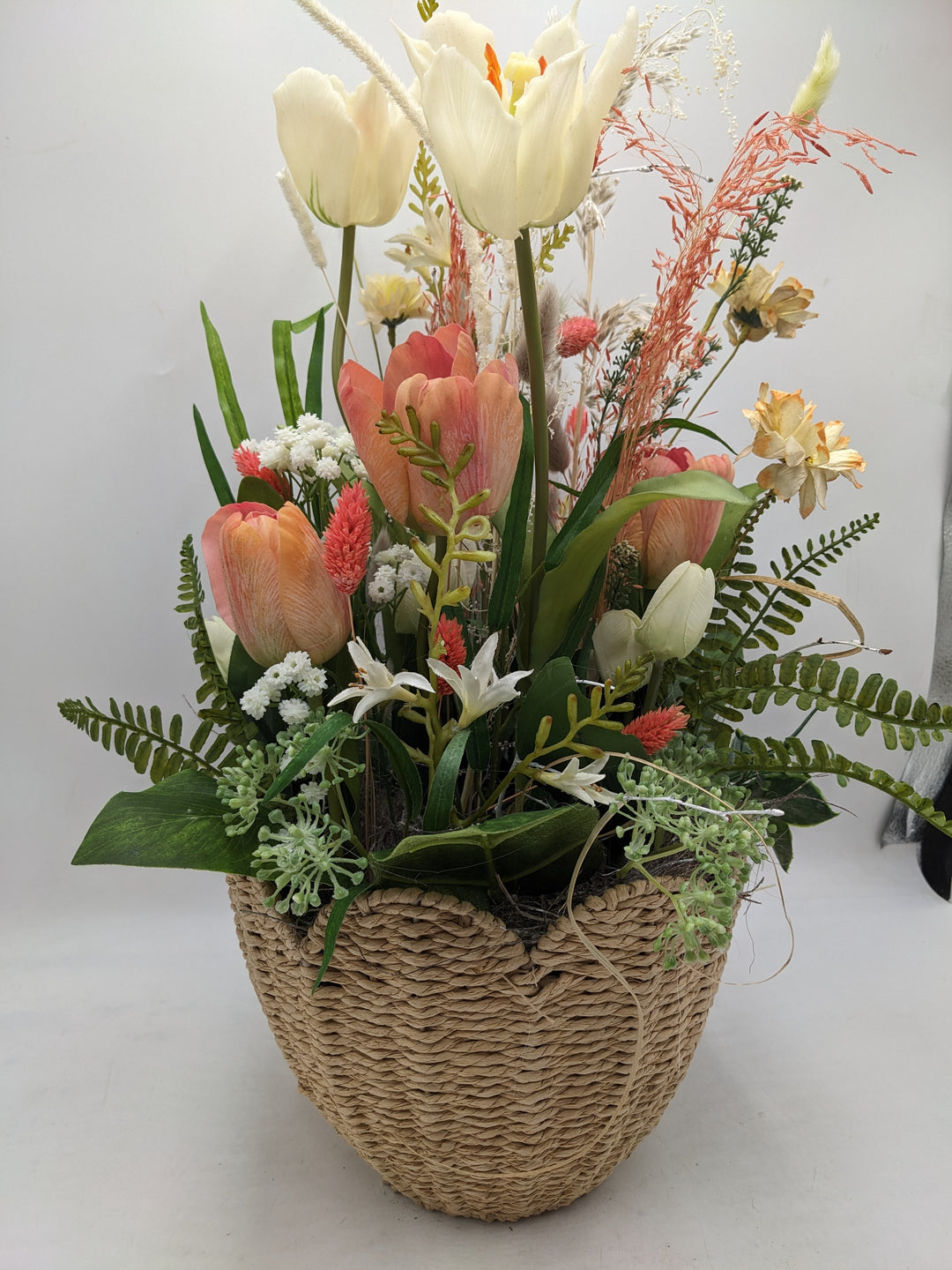 Frühlingsgesteck Tulpen Gräser bunt