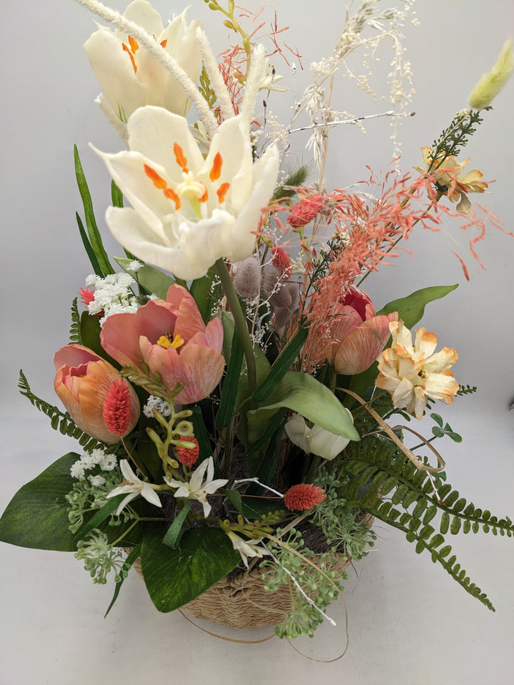 Frühlingsgesteck Tulpen Gräser bunt