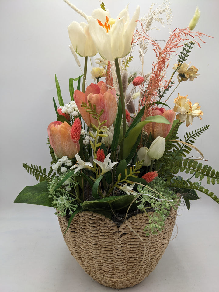 Frühlingsgesteck Tulpen Gräser bunt