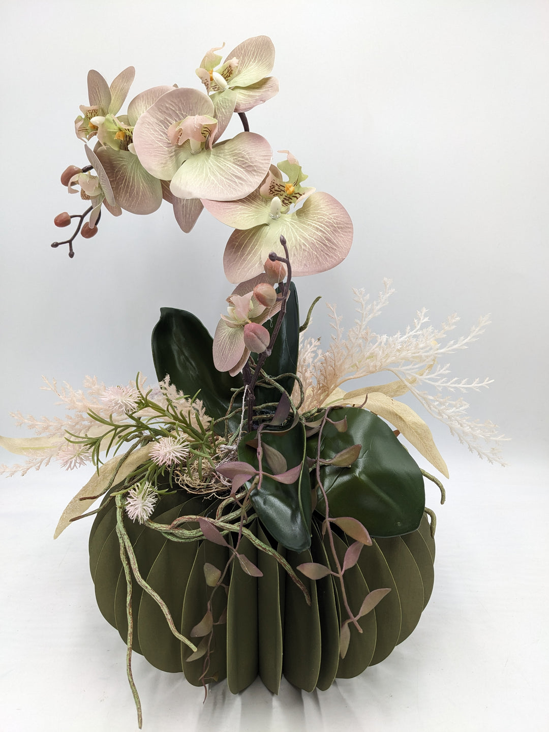 Orchideengesteck Frühling Gräser grün rosa