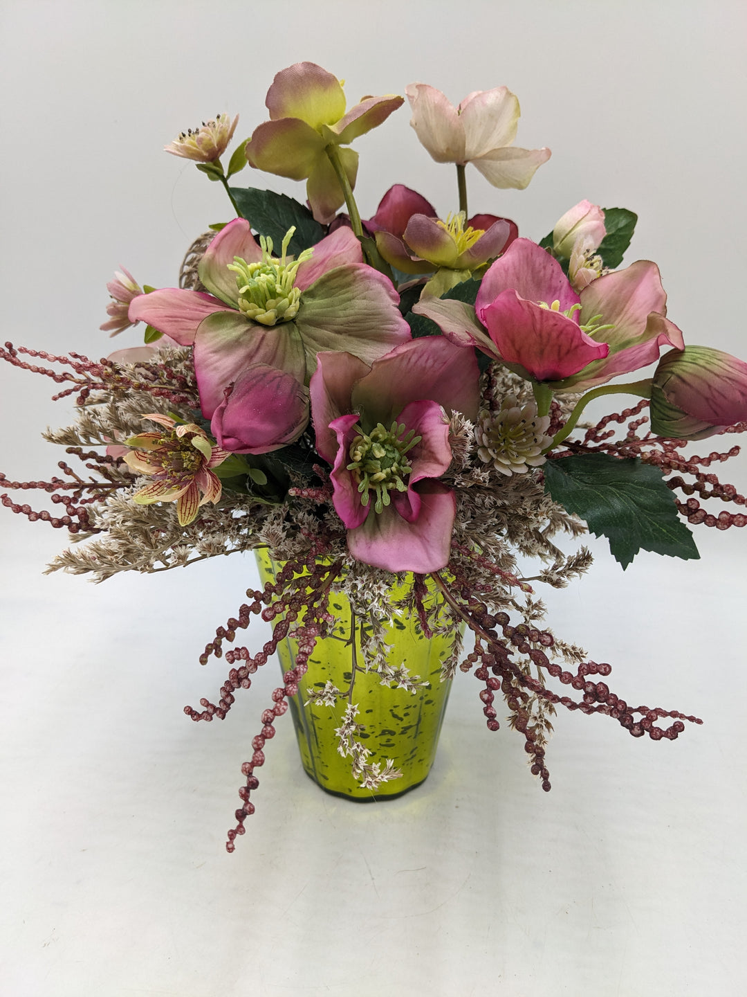 Frühlingsgesteck Christrosen lila rosa