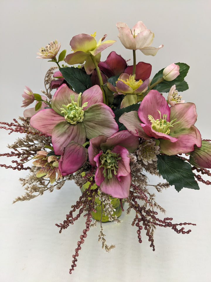 Frühlingsgesteck Christrosen lila rosa