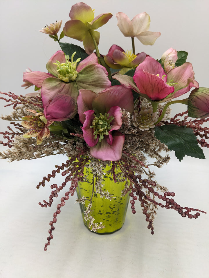 Frühlingsgesteck Christrosen lila rosa