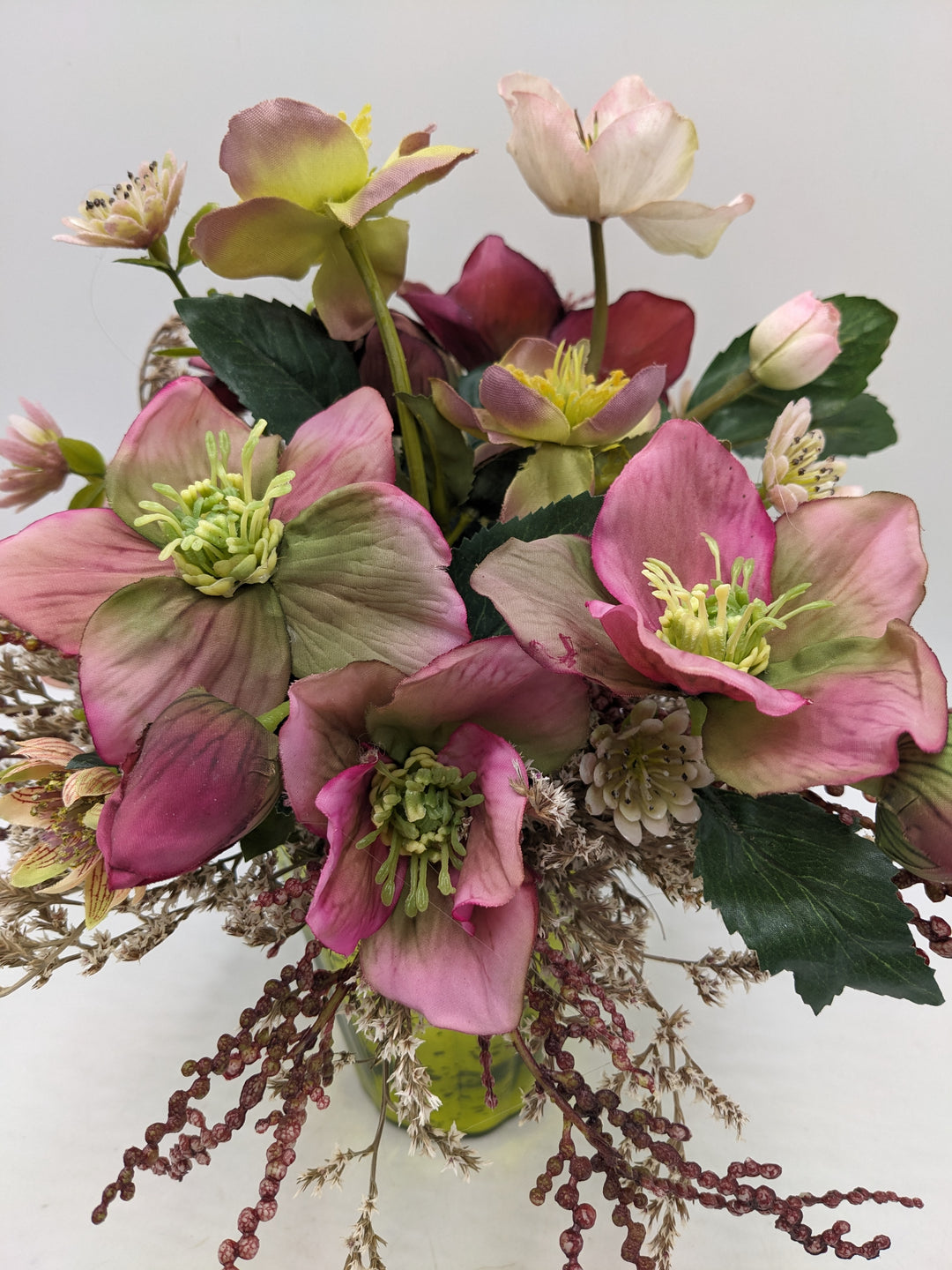 Frühlingsgesteck Christrosen lila rosa