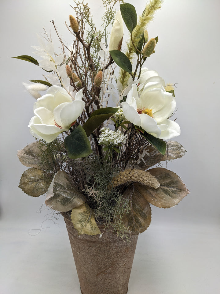Frühlingsgesteck Magnolien Gräser creme