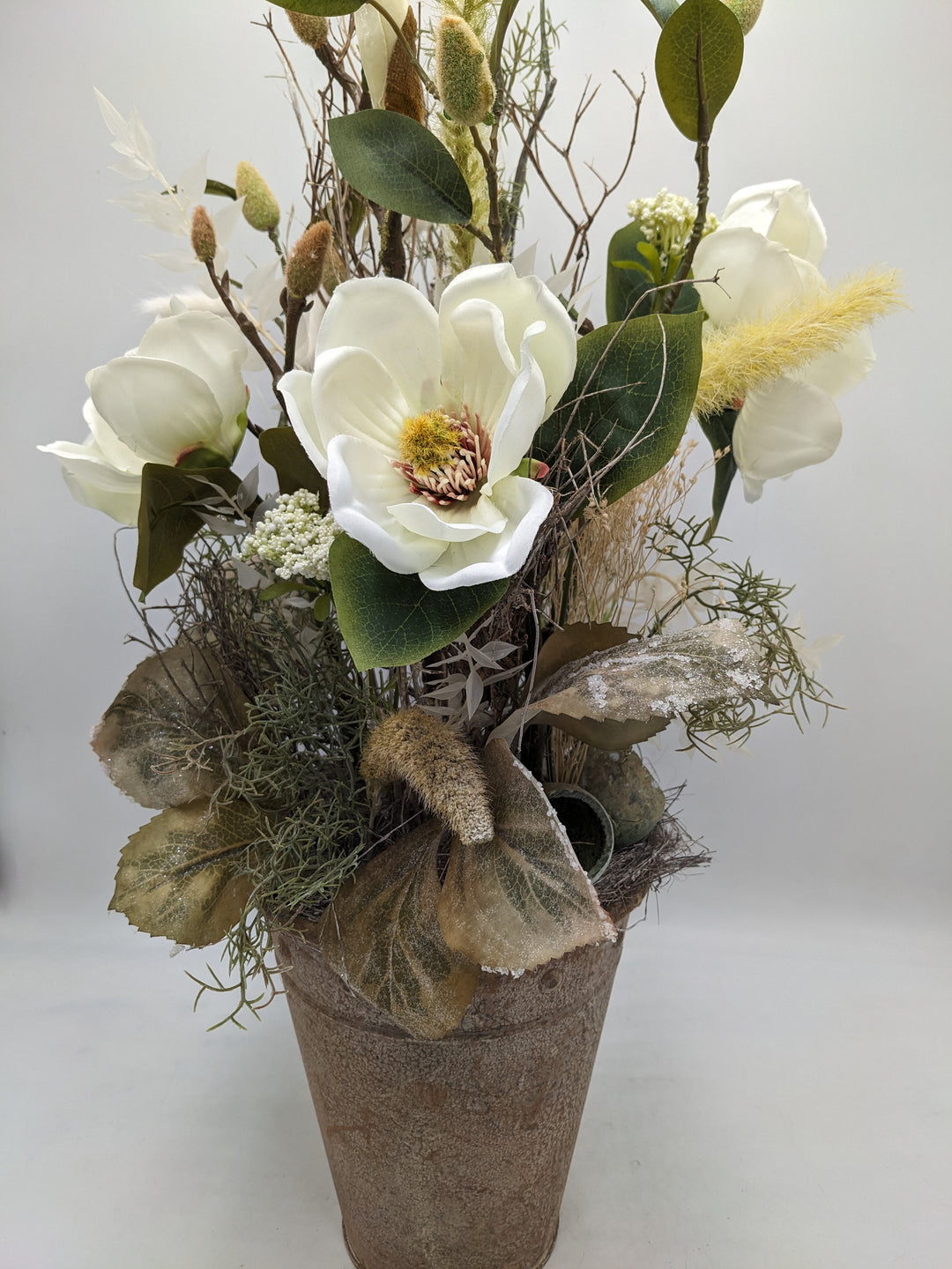 Frühlingsgesteck Magnolien Gräser creme