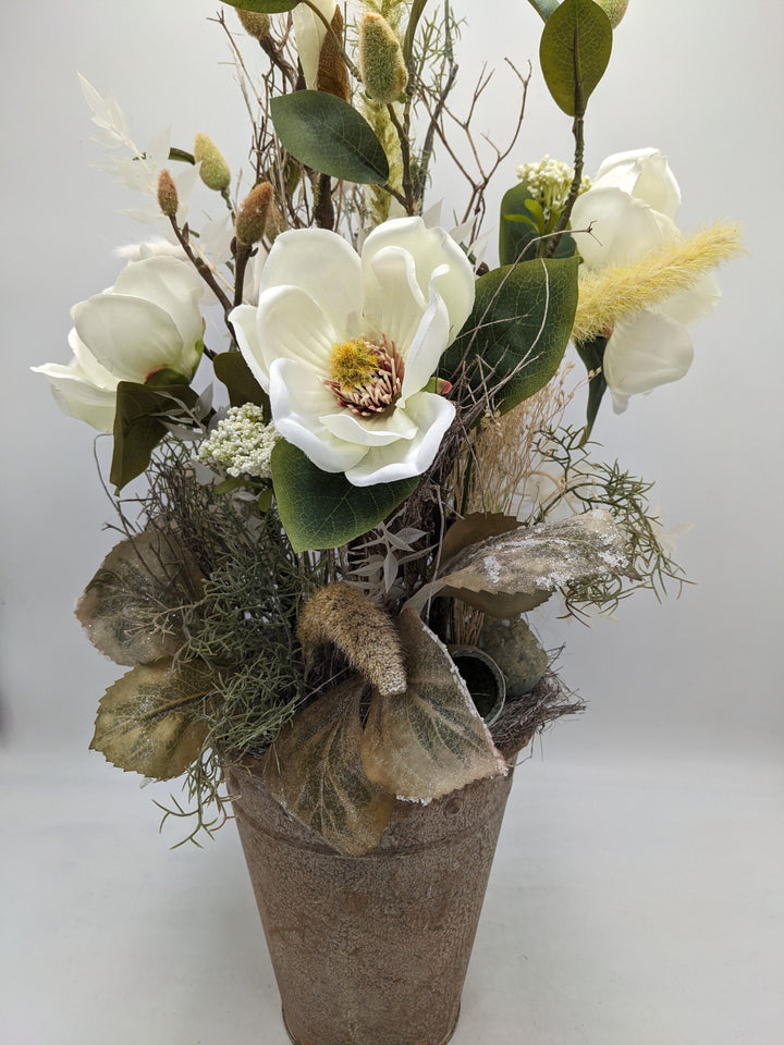 Frühlingsgesteck Magnolien Gräser creme