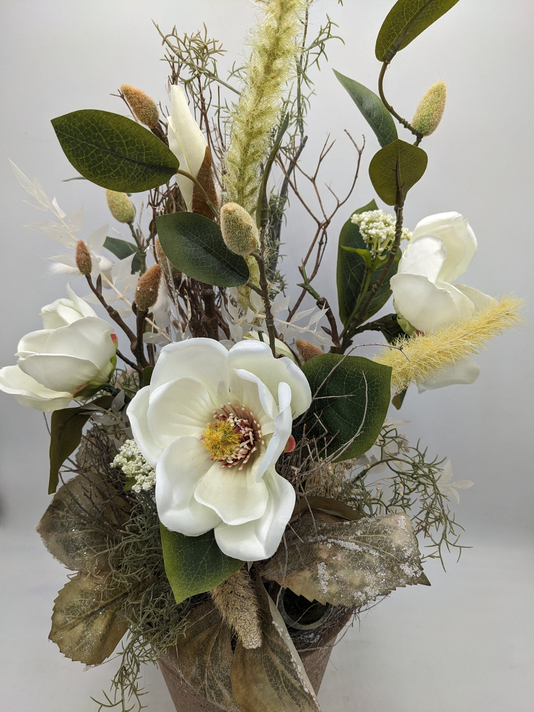 Frühlingsgesteck Magnolien Gräser creme