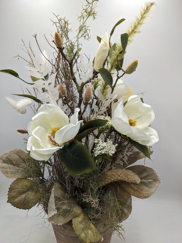 Frühlingsgesteck Magnolien Gräser creme