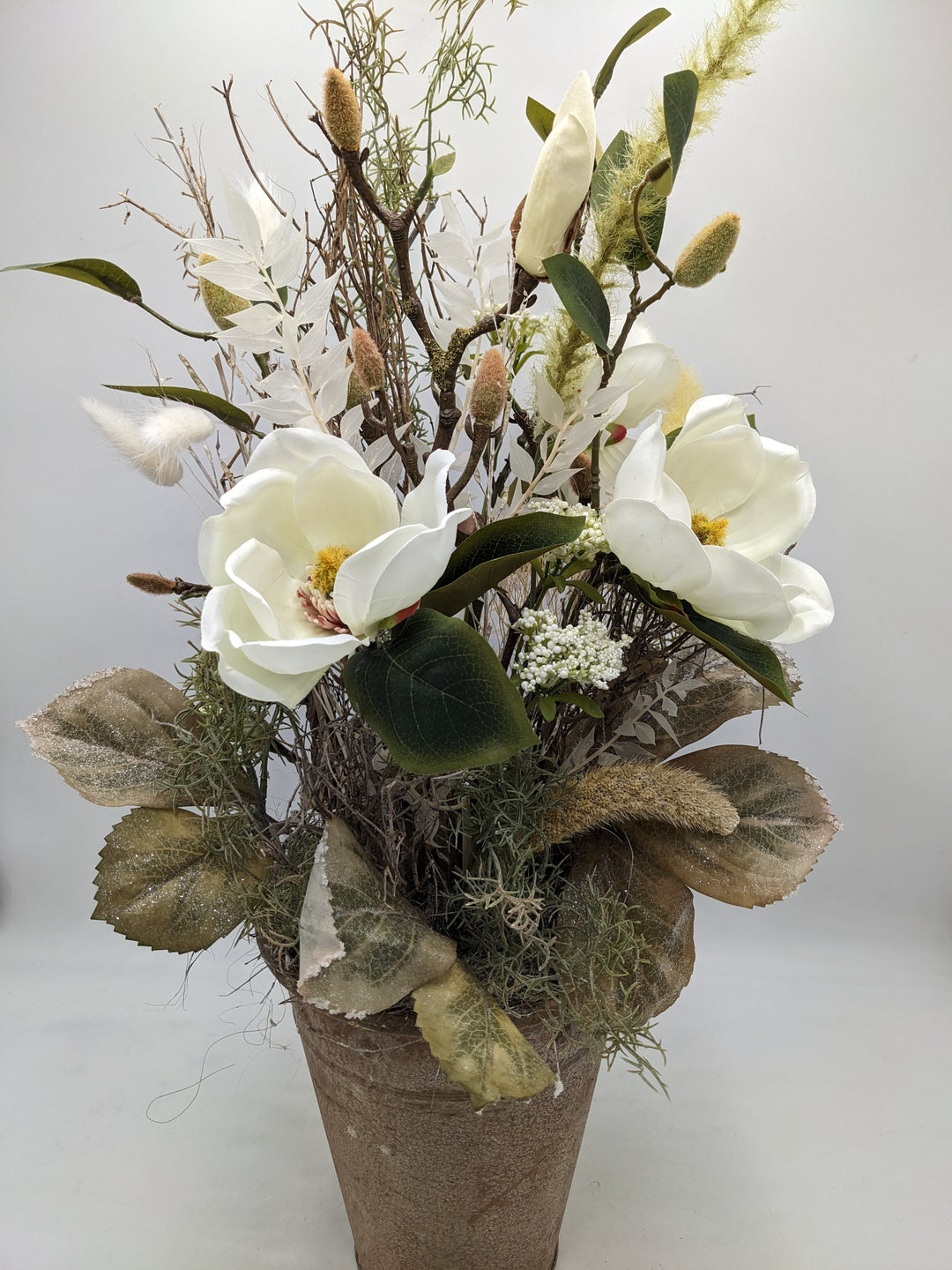 Frühlingsgesteck Magnolien Gräser creme