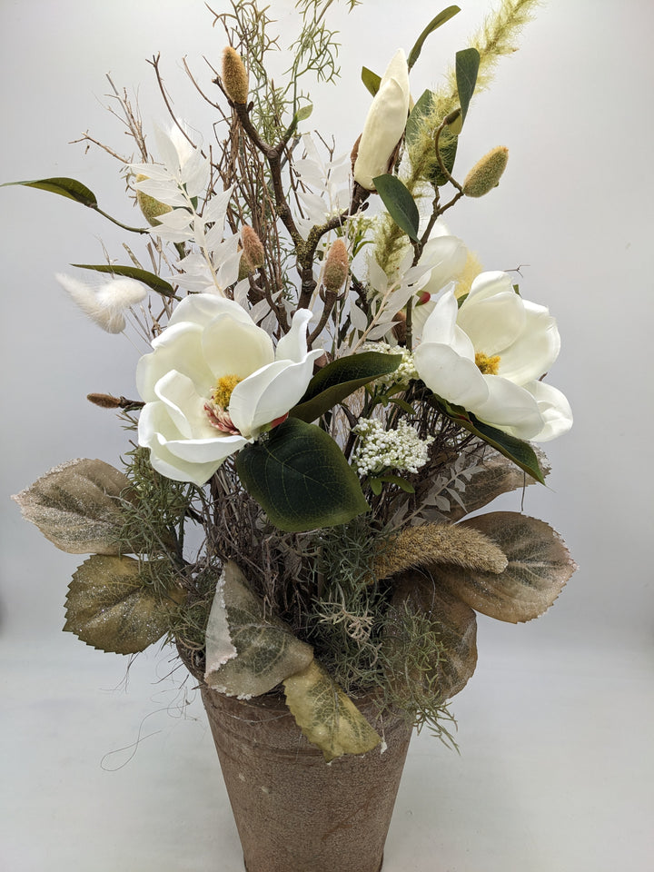 Frühlingsgesteck Magnolien Gräser creme