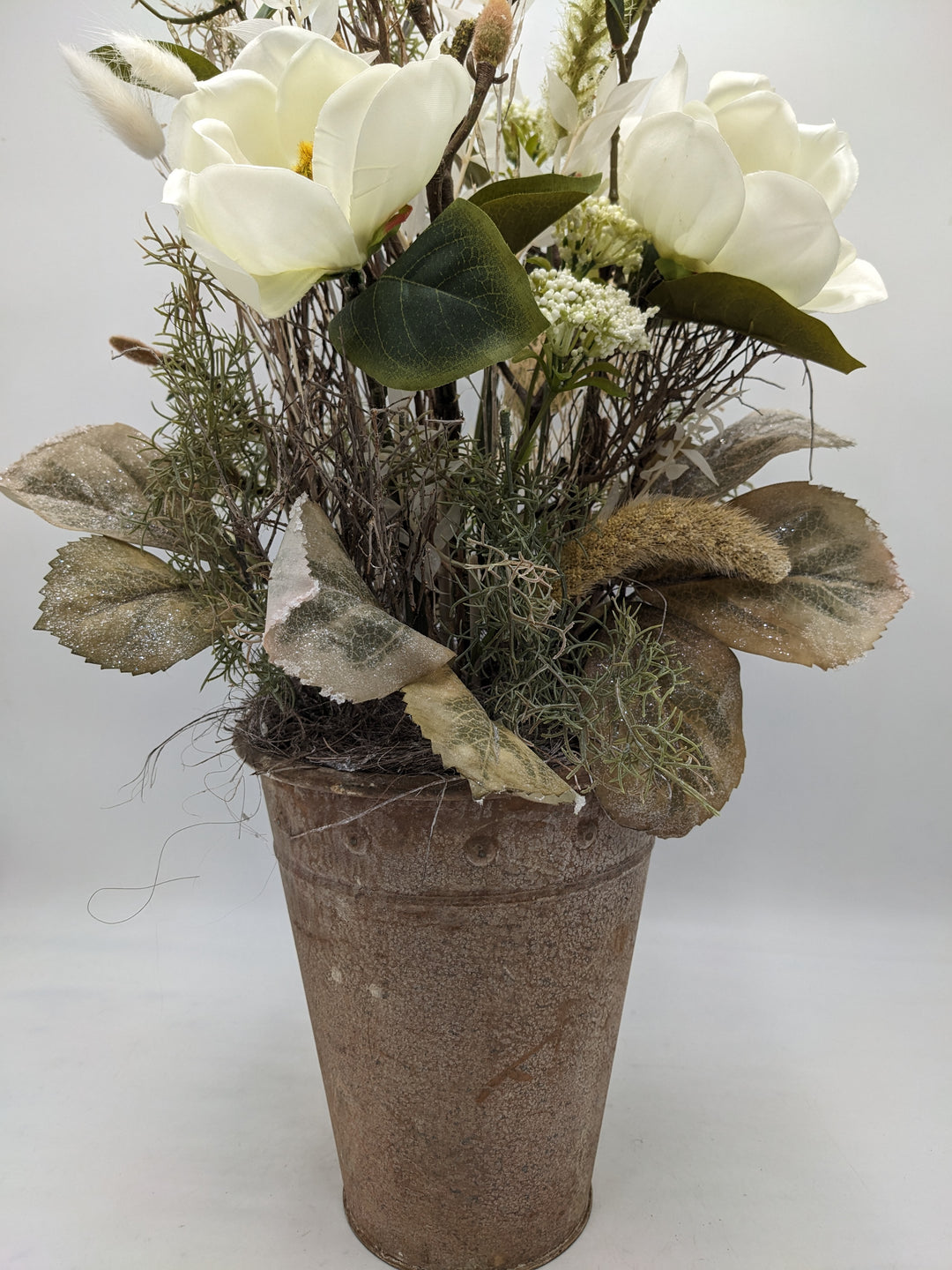 Frühlingsgesteck Magnolien Gräser creme