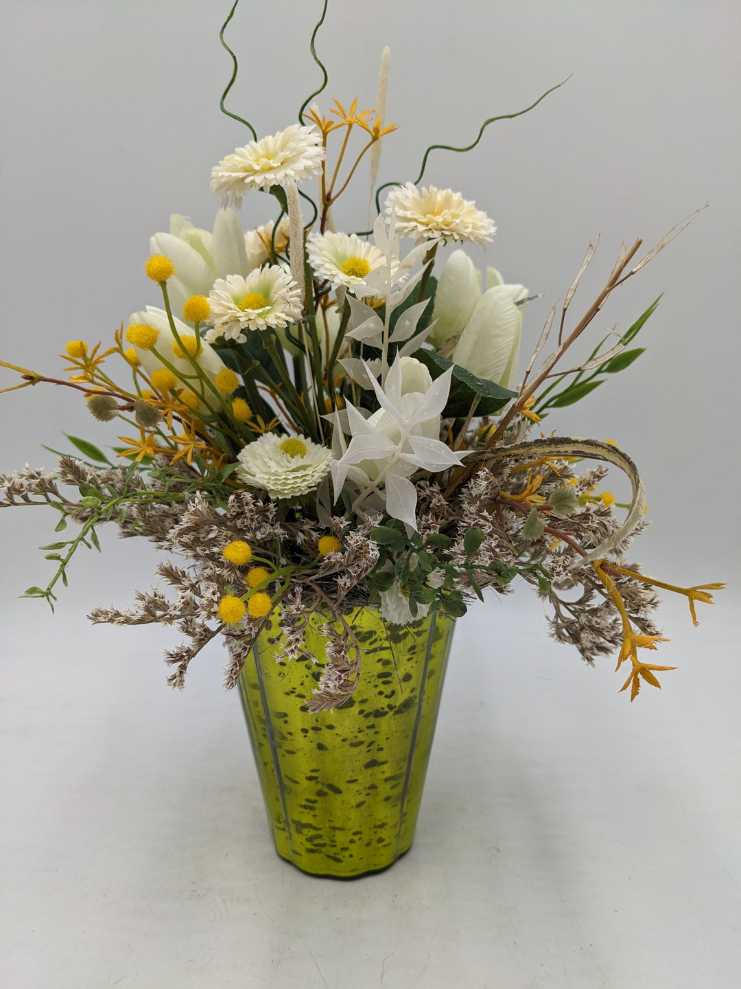Frühlingsgesteck Bellis Tulpen weiss gelb
