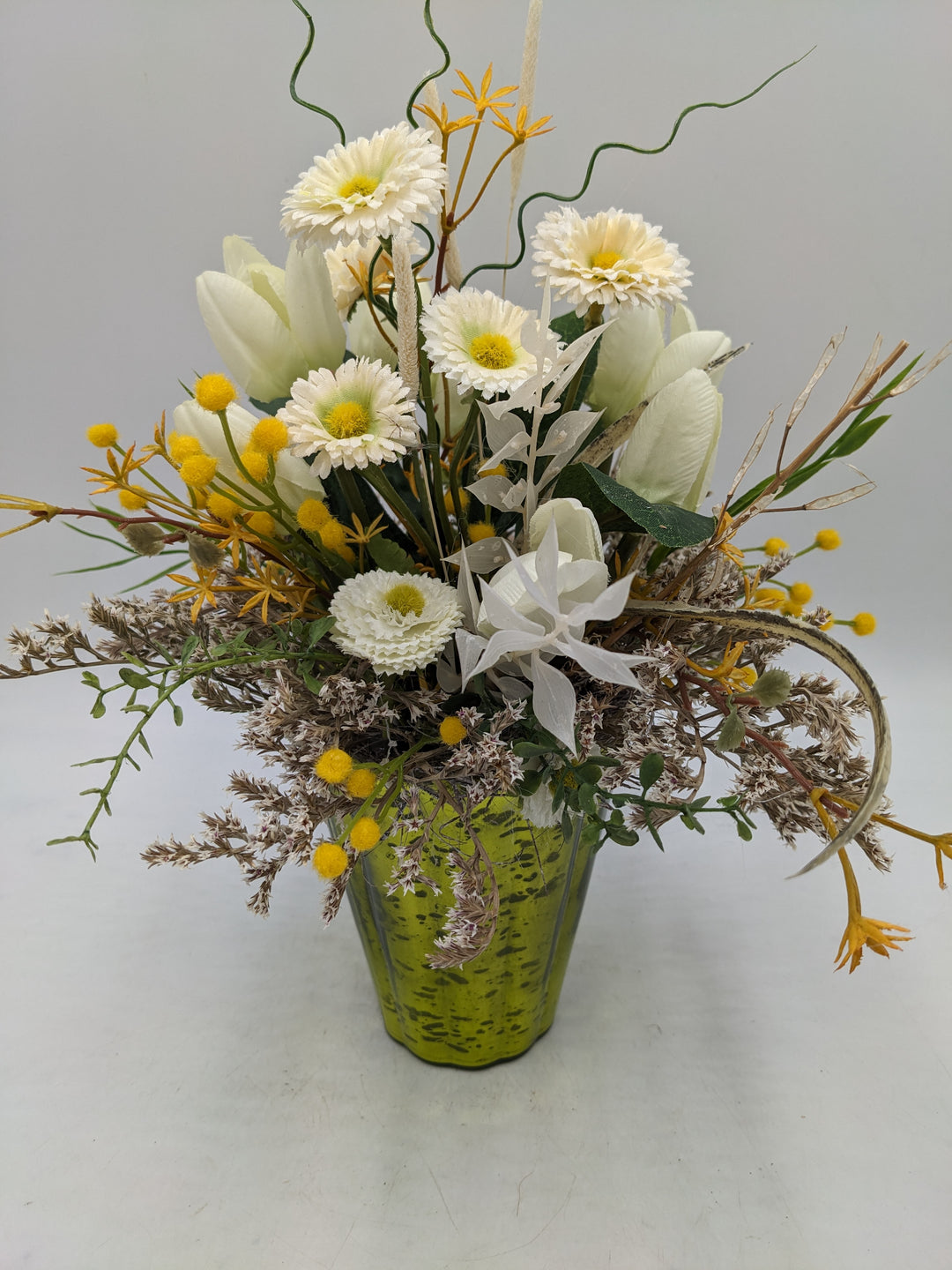 Frühlingsgesteck Bellis Tulpen weiss gelb