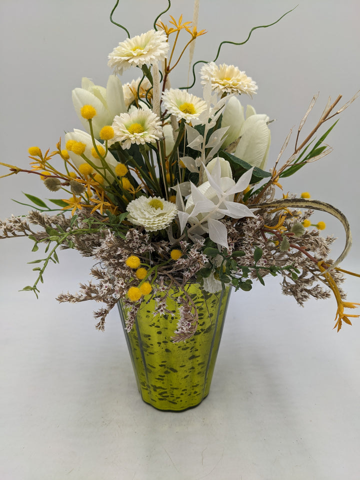 Frühlingsgesteck Bellis Tulpen weiss gelb