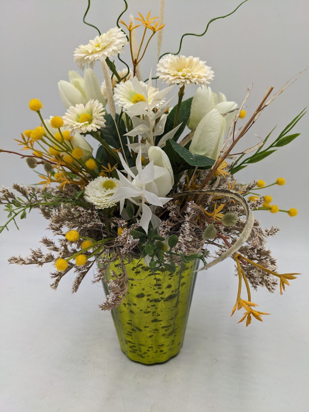 Frühlingsgesteck Bellis Tulpen weiss gelb
